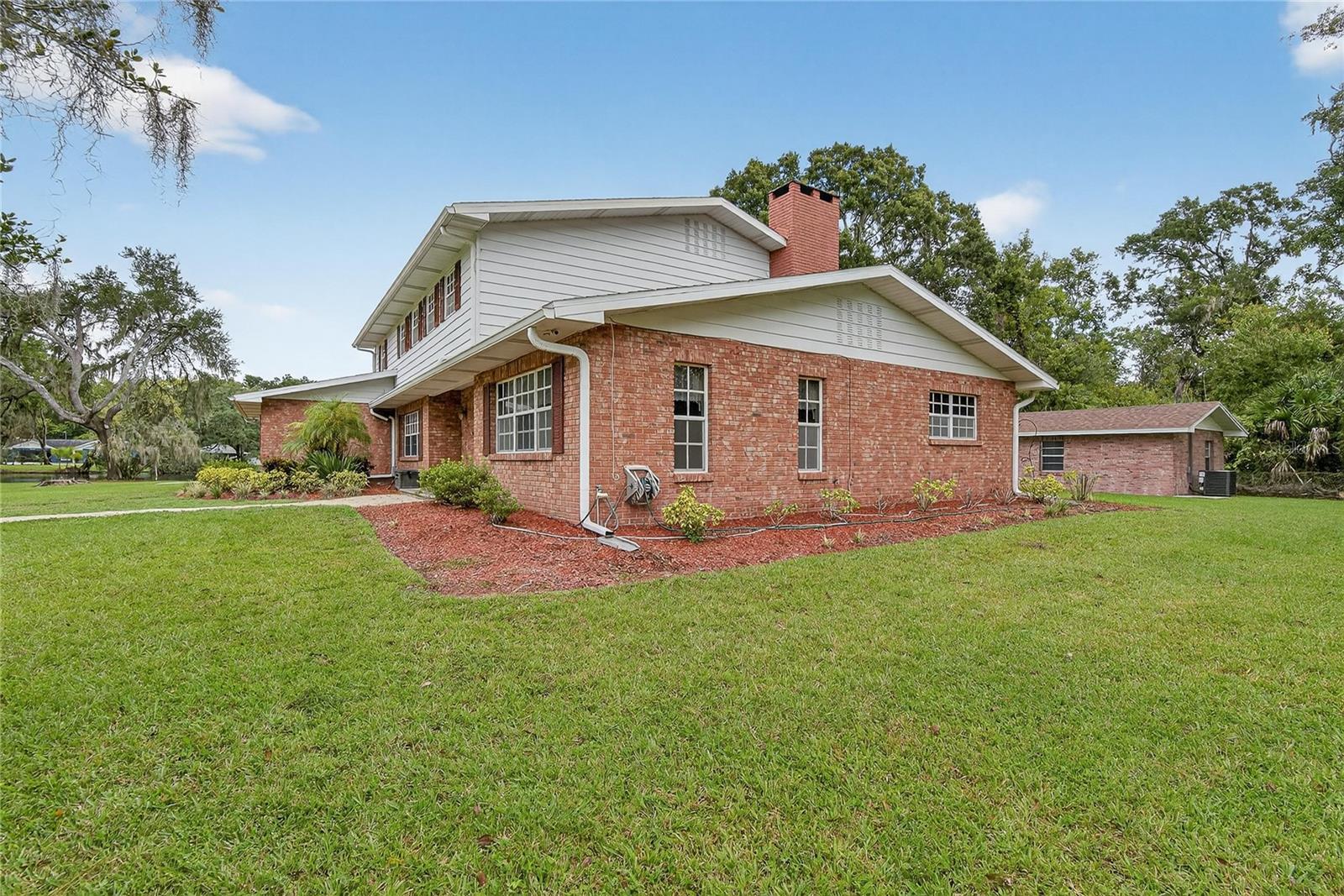1502 Azalea St Property Photo 8