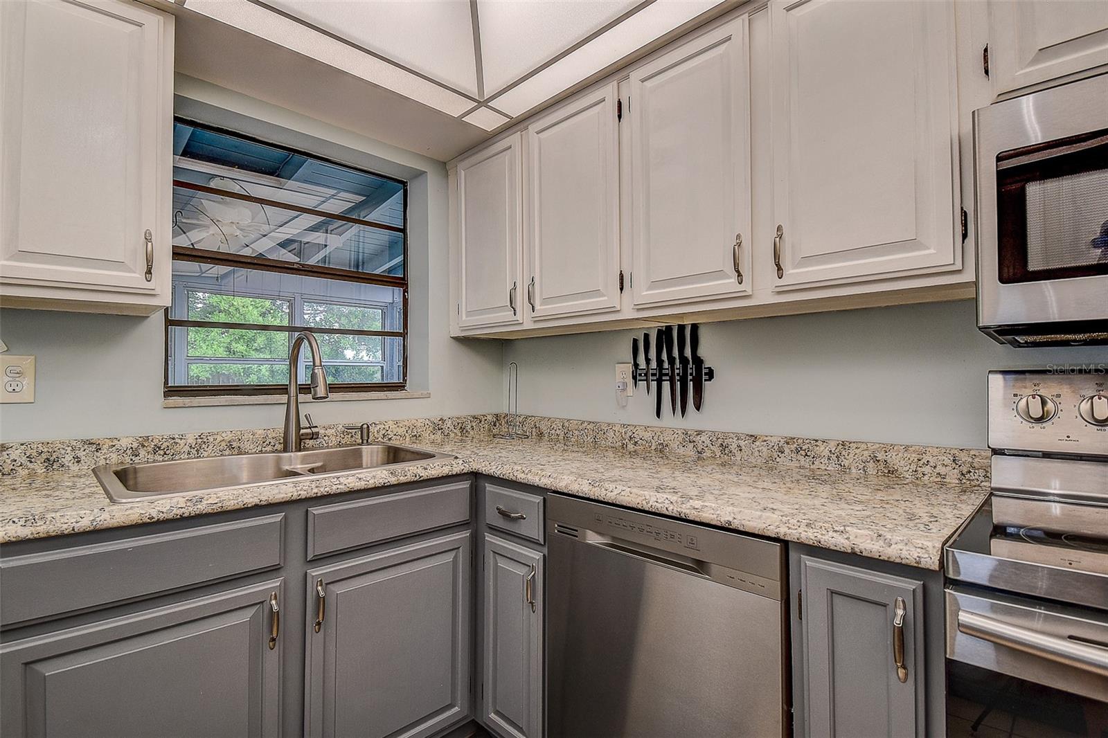 6237 Dalton St Property Photo 3