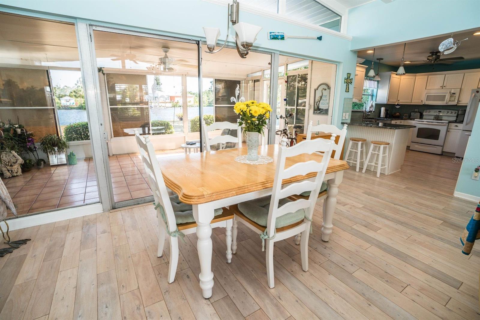 828 Blue Heron Blvd Property Photo 4
