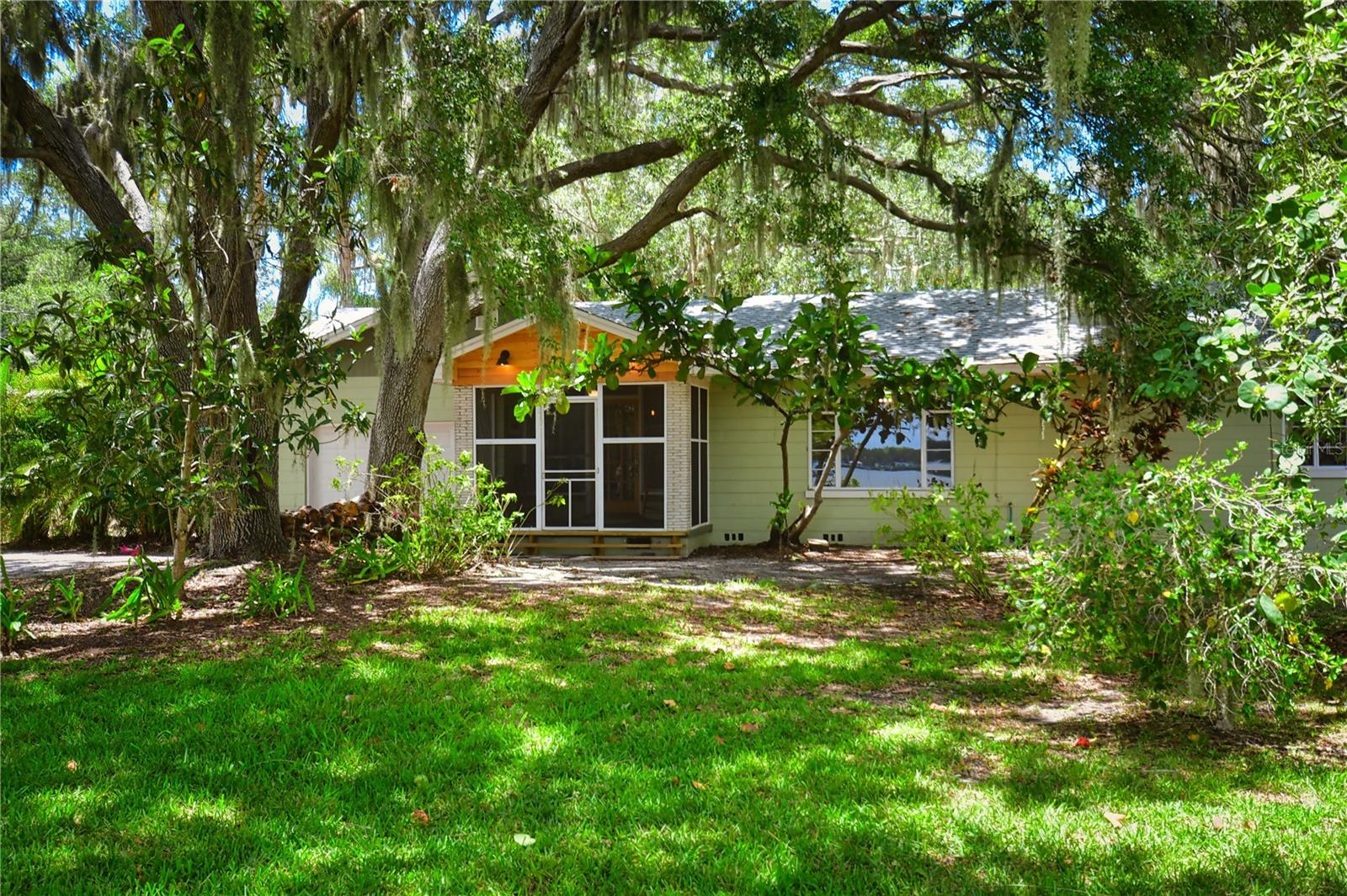 160 Bayshore Dr Property Photo 1
