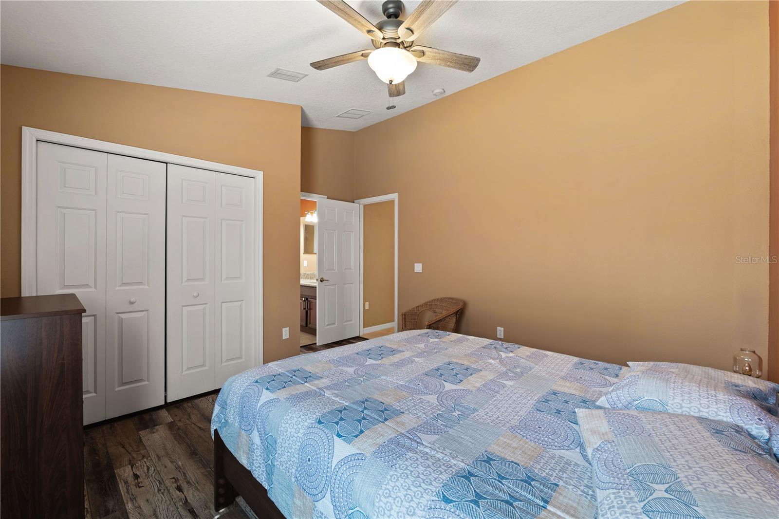 9020 N River Rd Property Photo 31