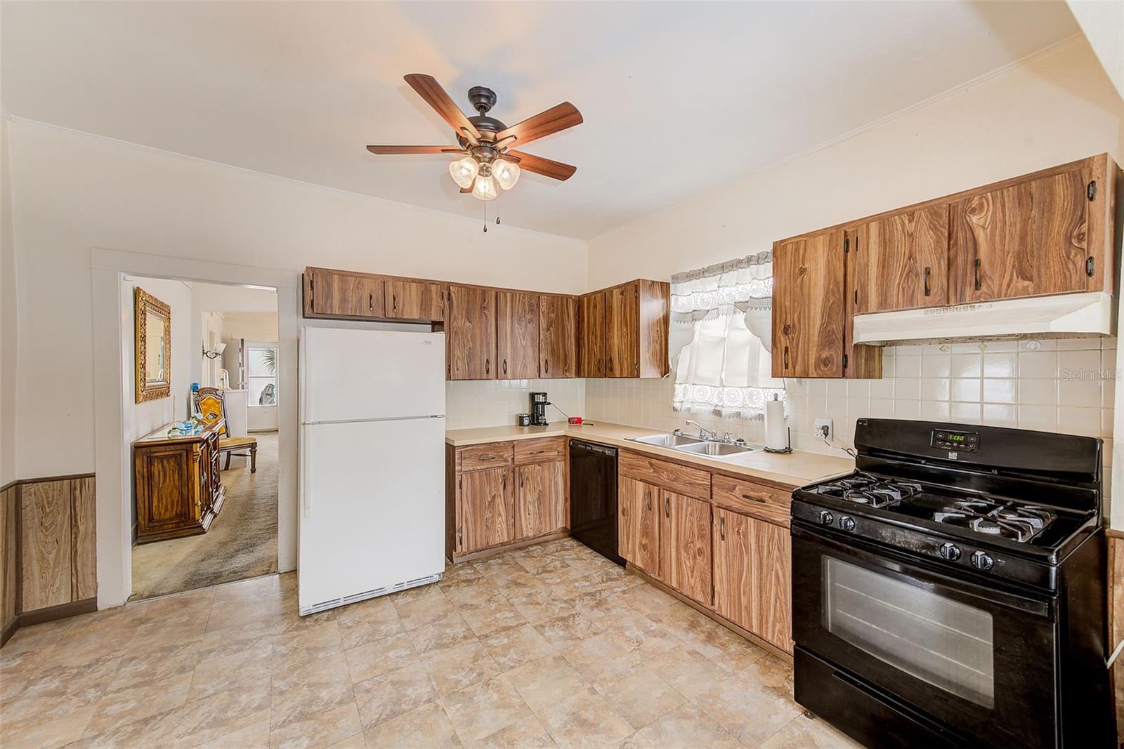 632 Cross St Property Photo 10