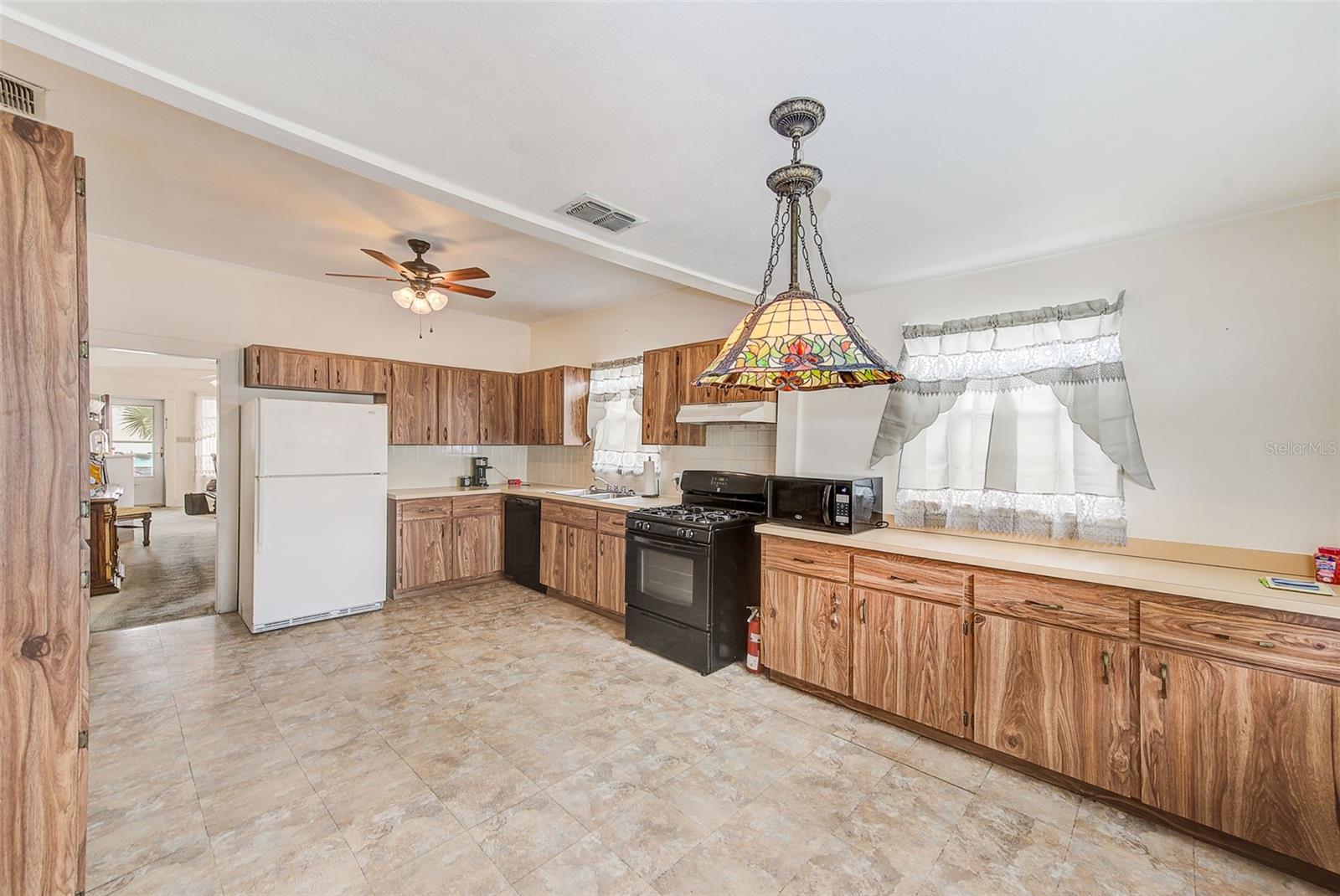 632 Cross St Property Photo 11