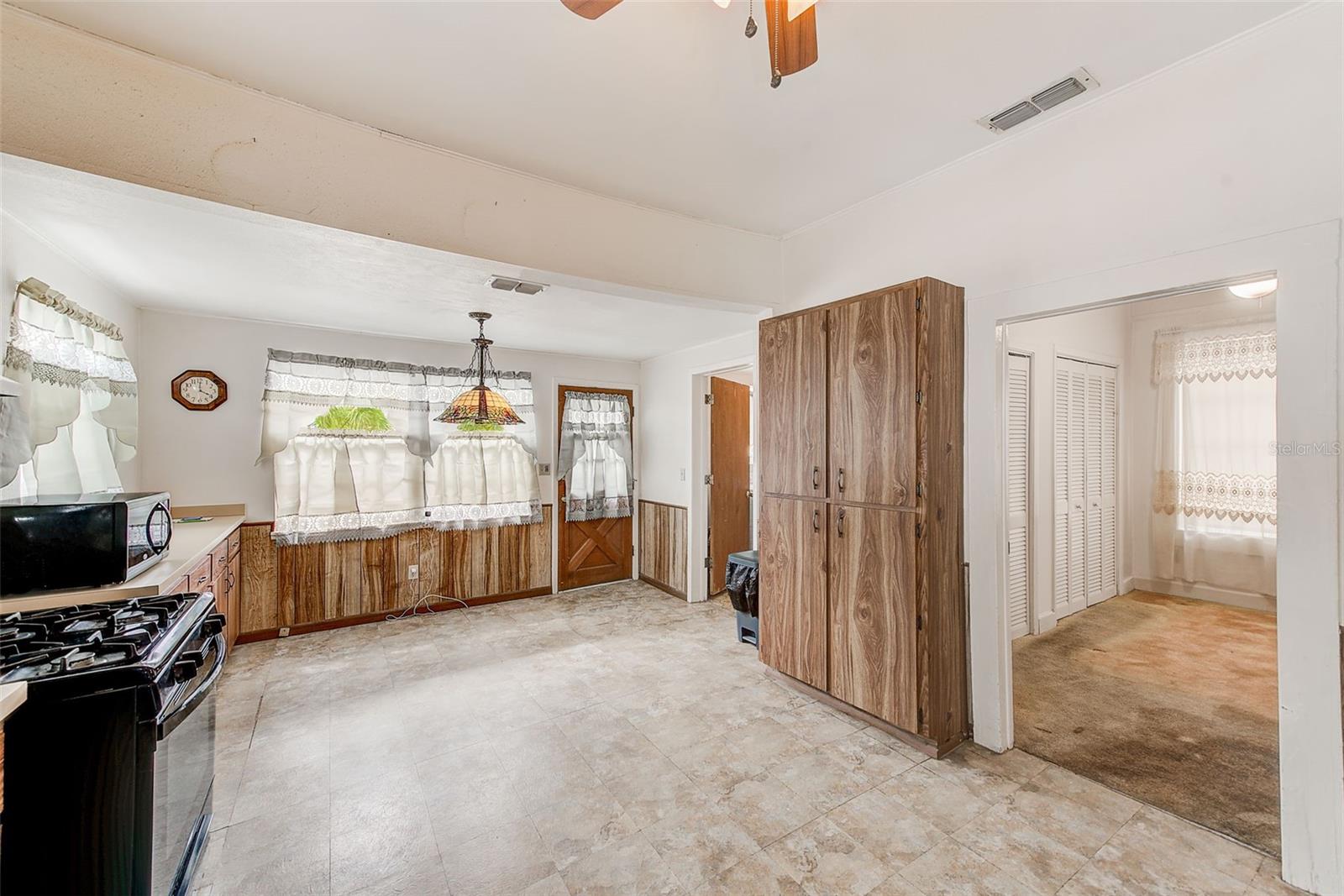 632 Cross St Property Photo 15