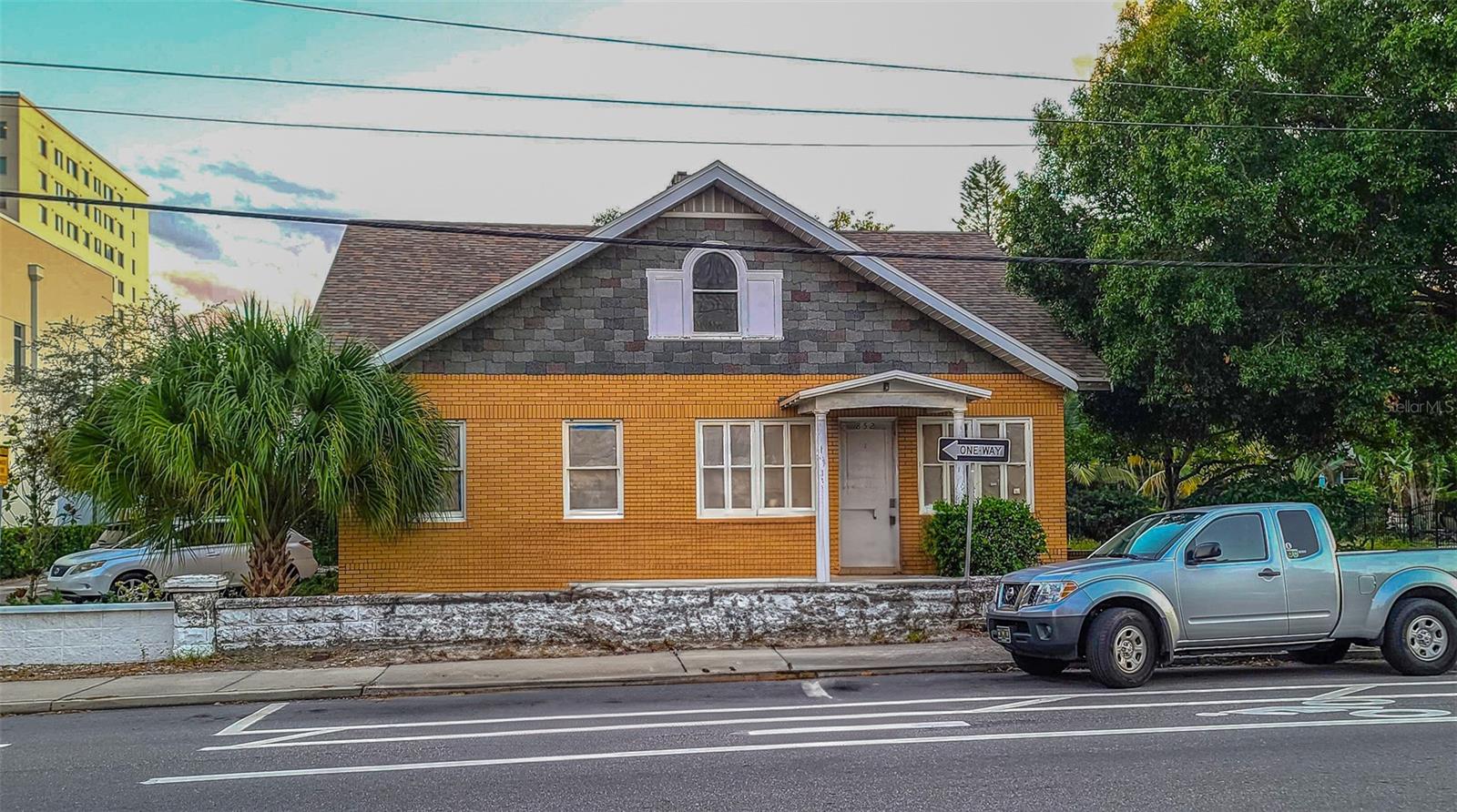852 4TH AVE N
