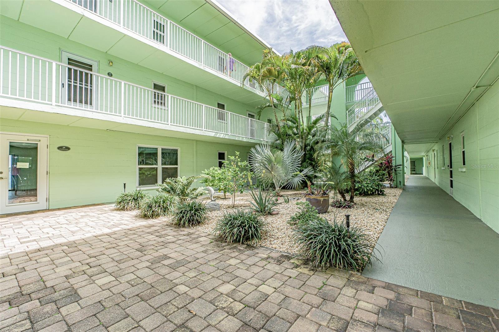 464 Paula Dr N #116 Property Photo 3