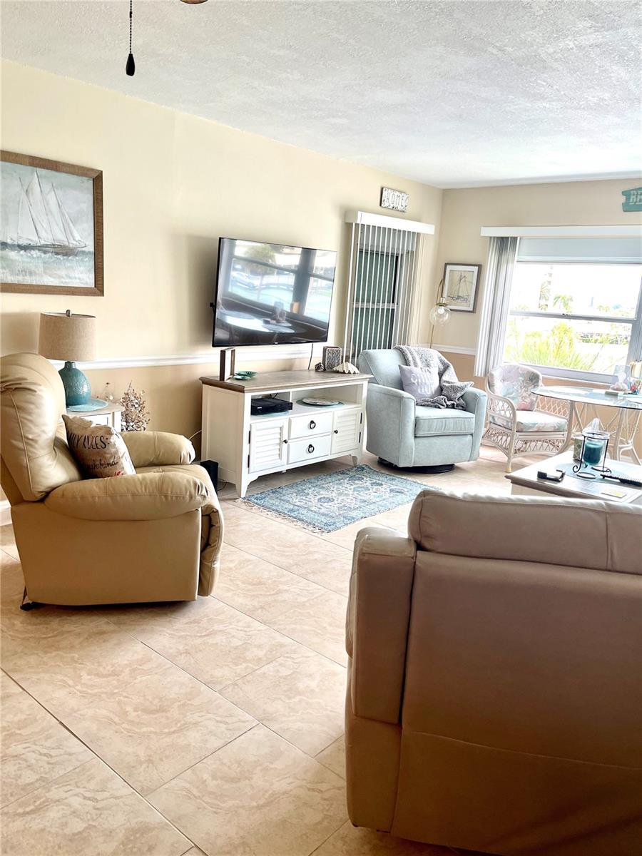 4650 Cove Cir #402 Property Photo 11
