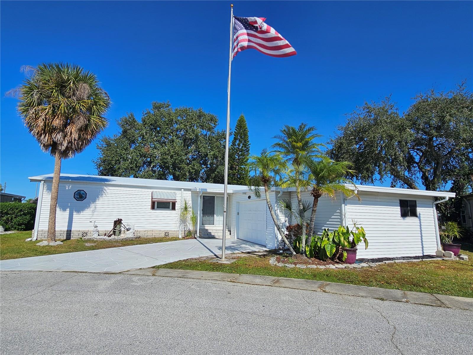 101 Dolphin Dr N Property Photo 1