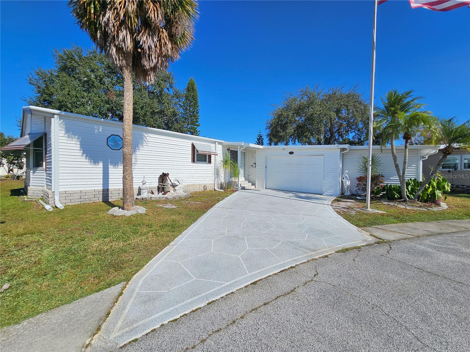 101 Dolphin Dr N Property Photo 2