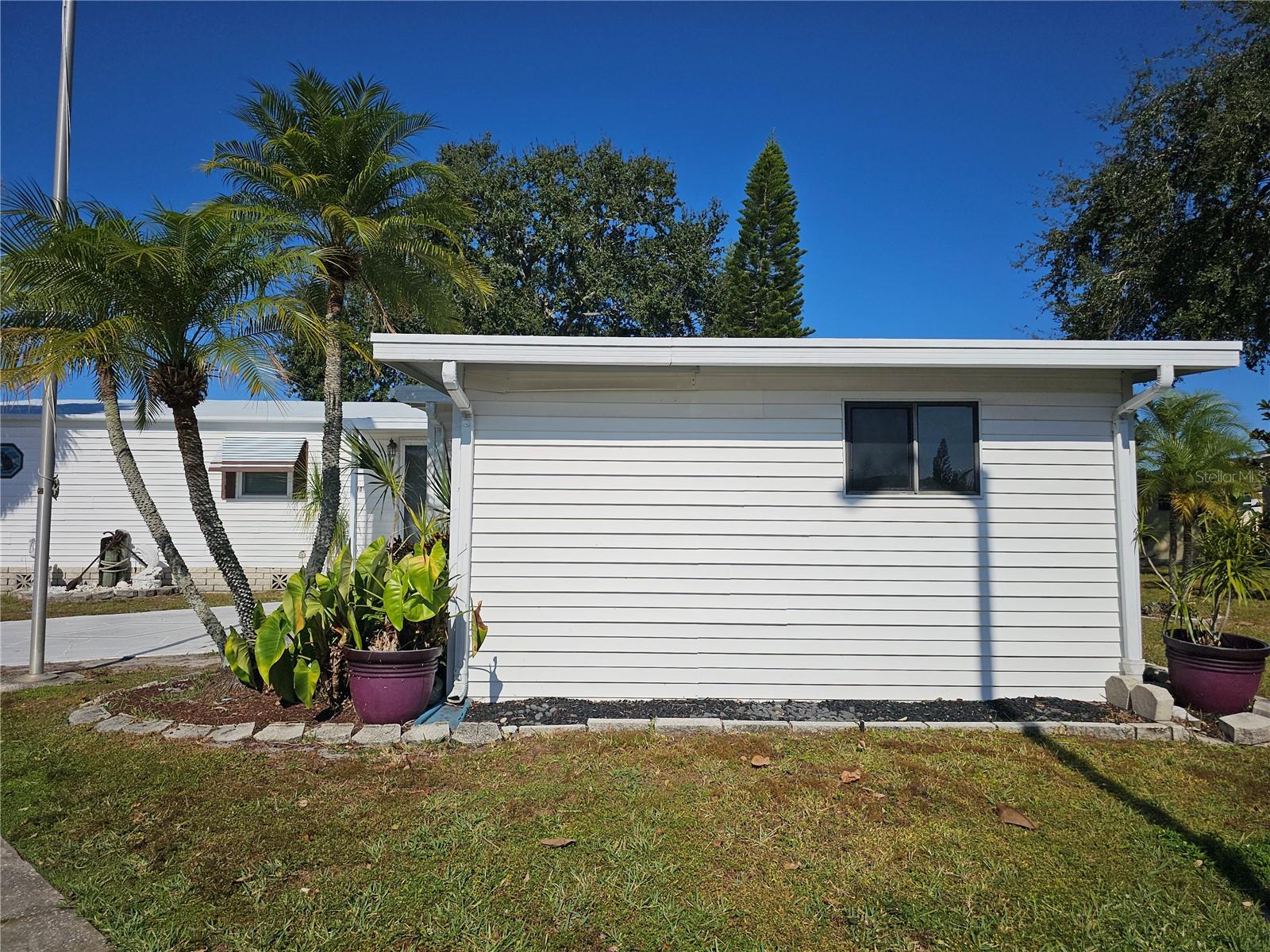 101 Dolphin Dr N Property Photo 3
