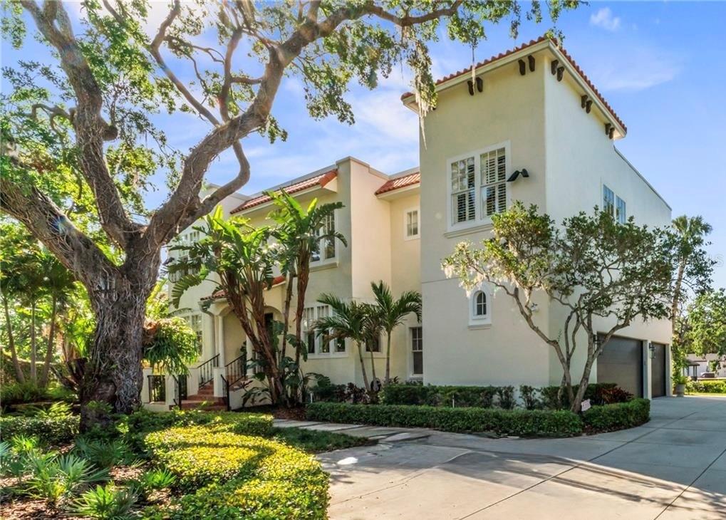 2633 N Dundee St Property Photo 1