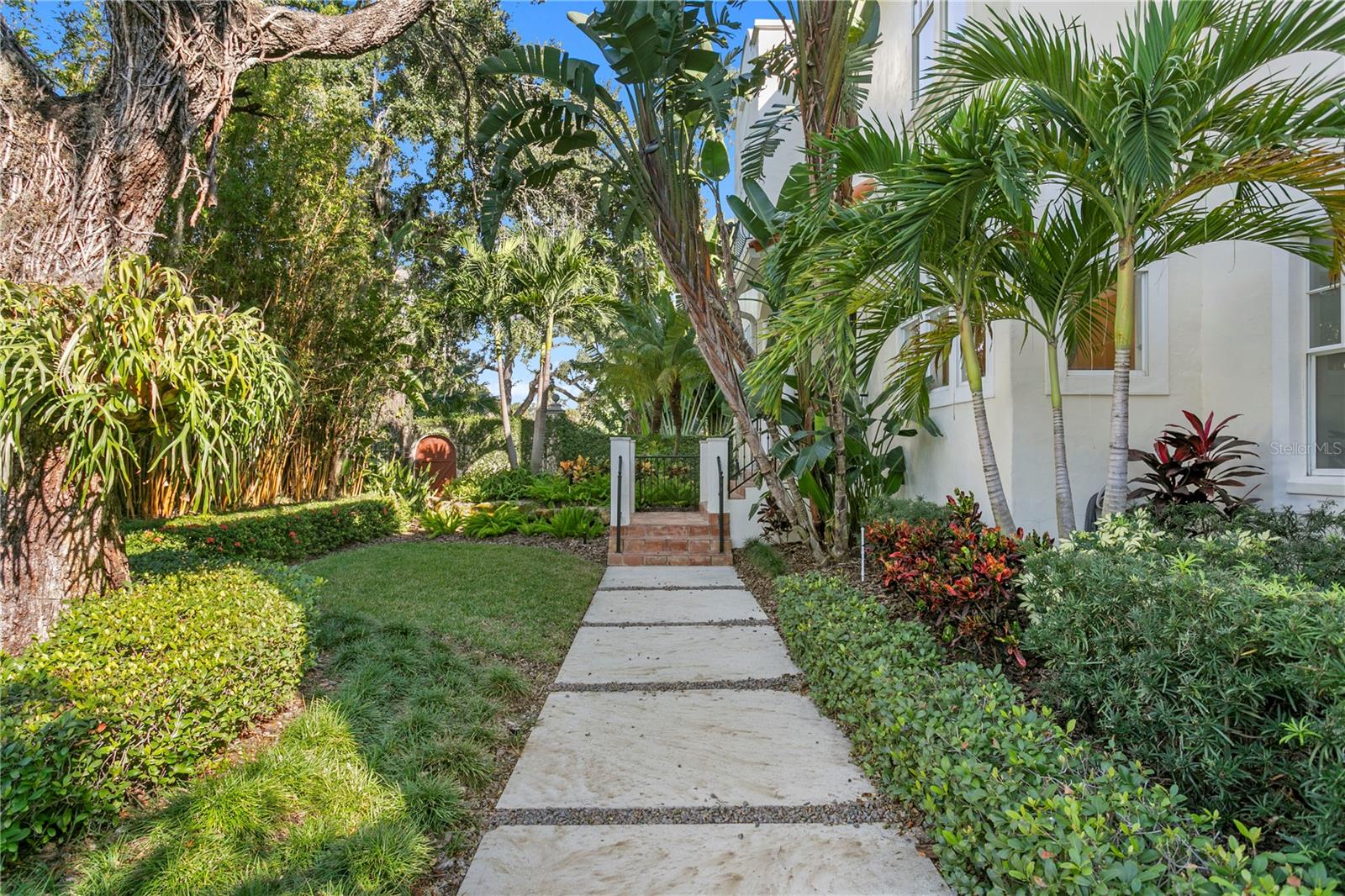 2633 N Dundee St Property Photo 5