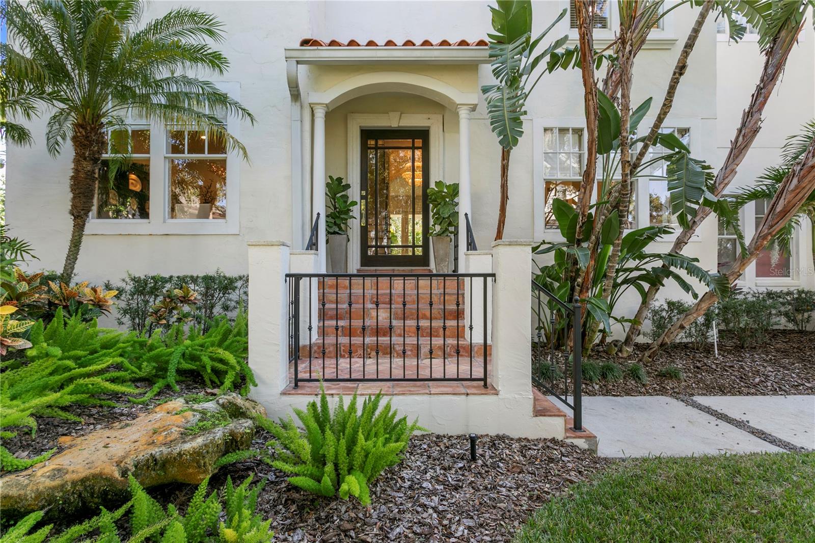 2633 N Dundee St Property Photo 6