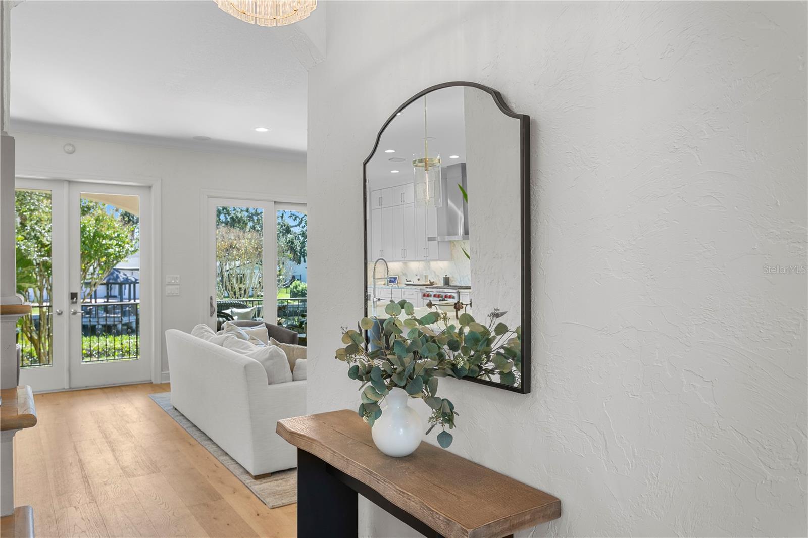 2633 N Dundee St Property Photo 8