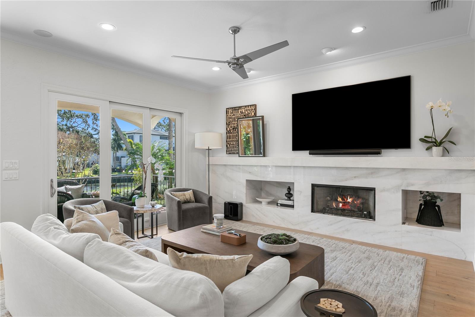 2633 N Dundee St Property Photo 10