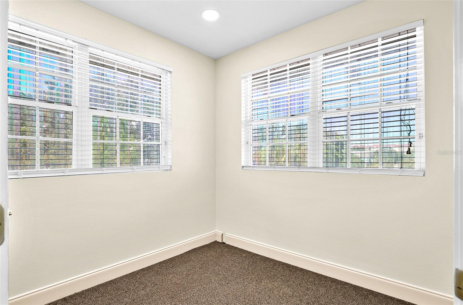 525 8th St W Property Photo 56