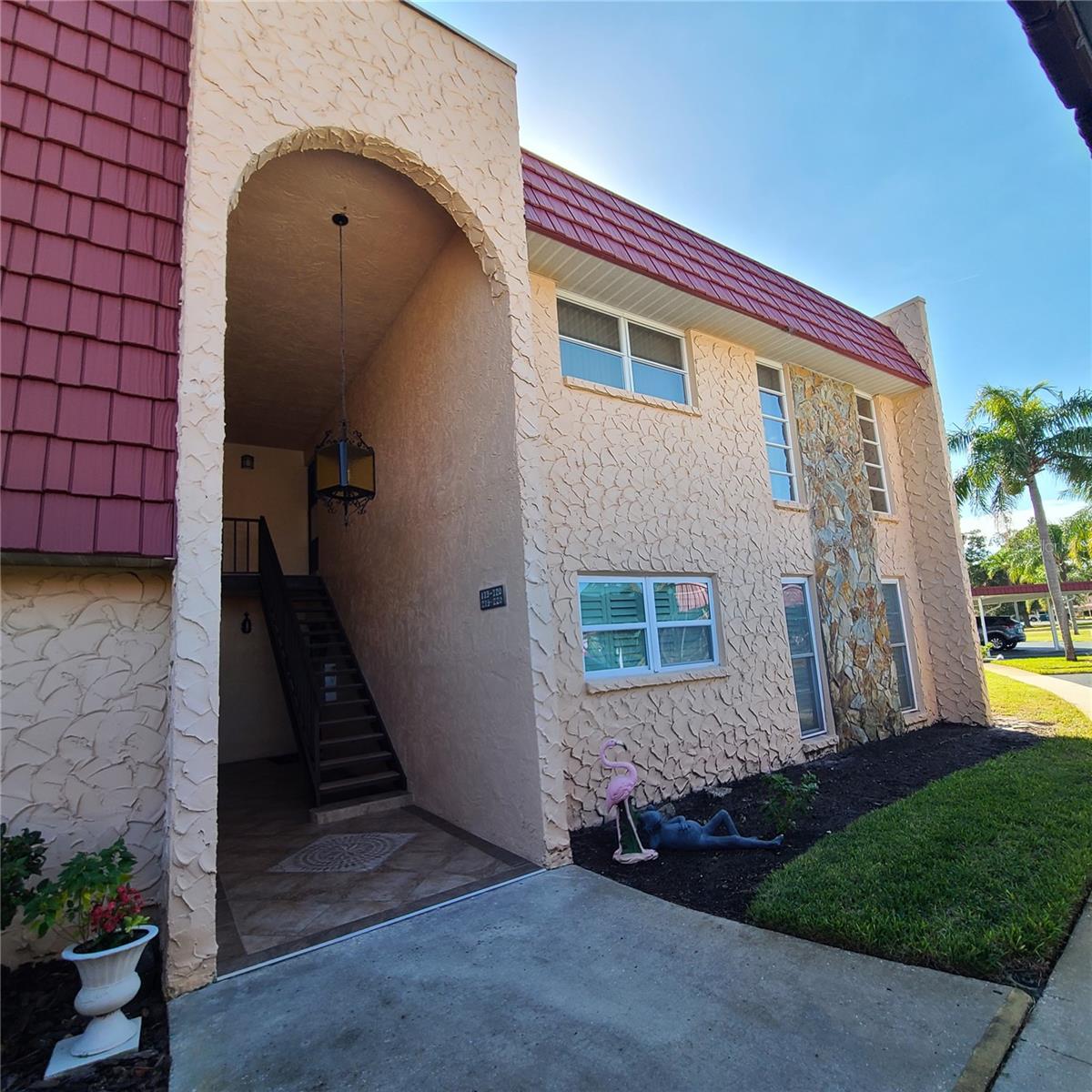 220 Buttonwood Cir #220 Property Photo 1