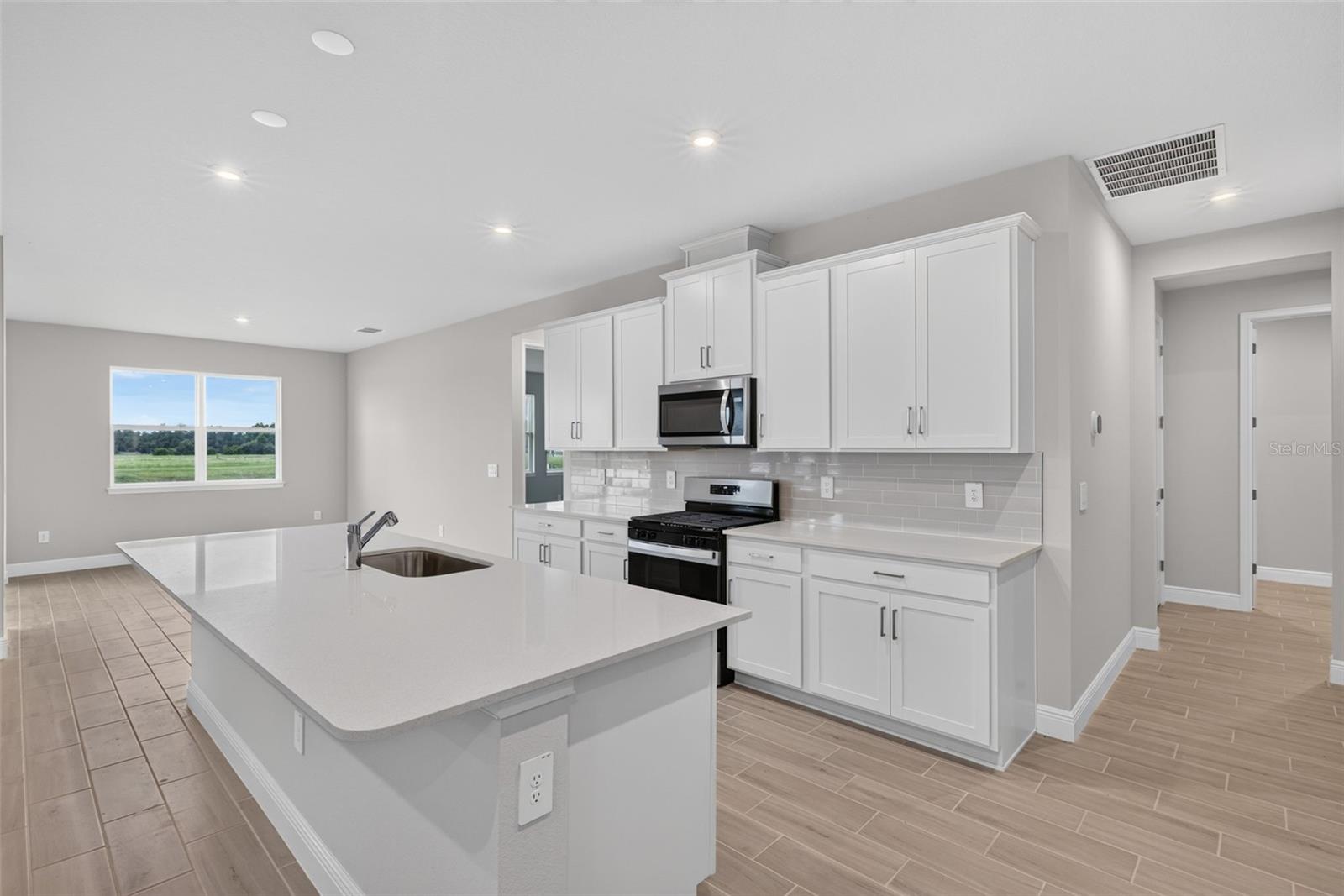 12927 Pierce St Property Photo 6