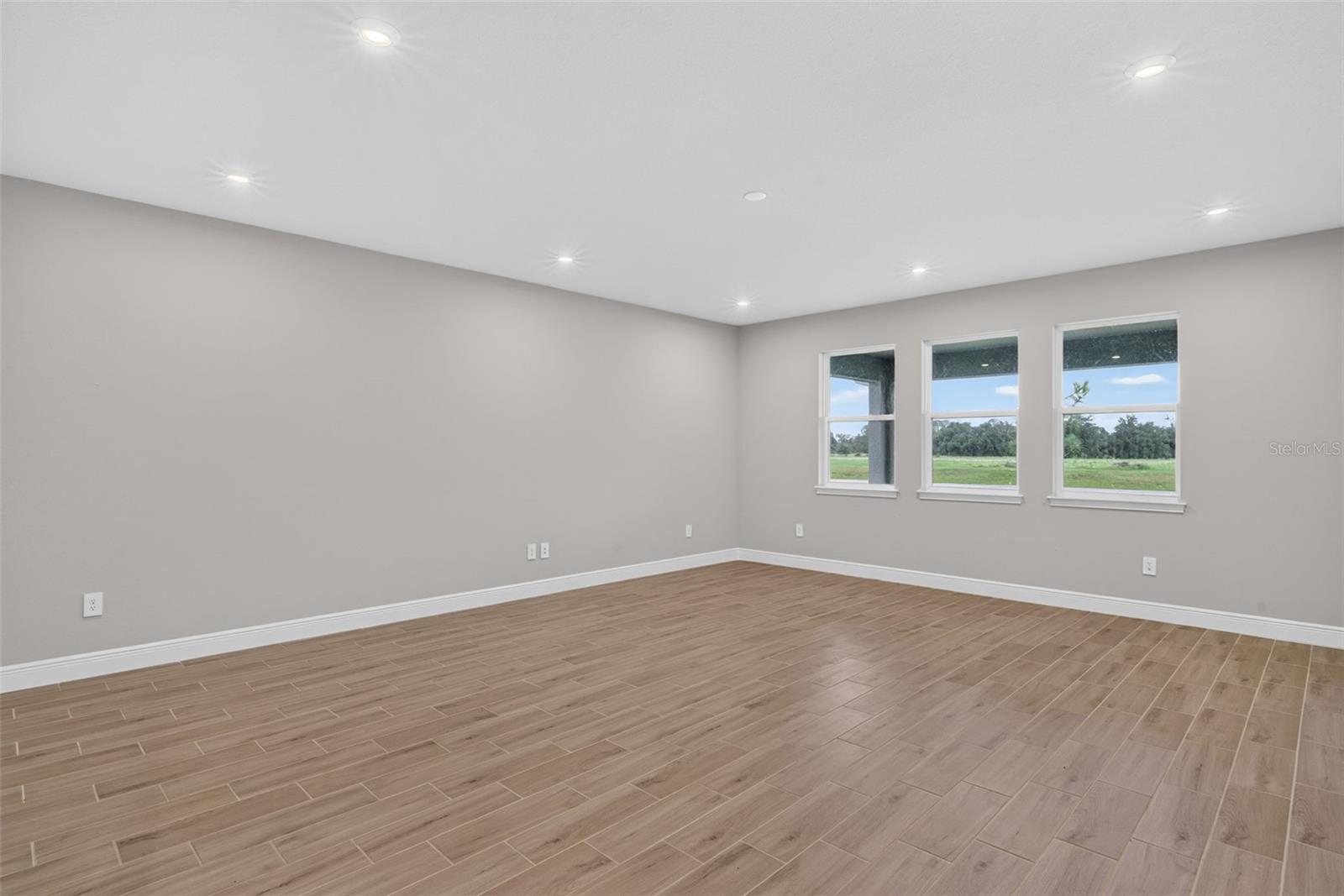 12927 Pierce St Property Photo 13