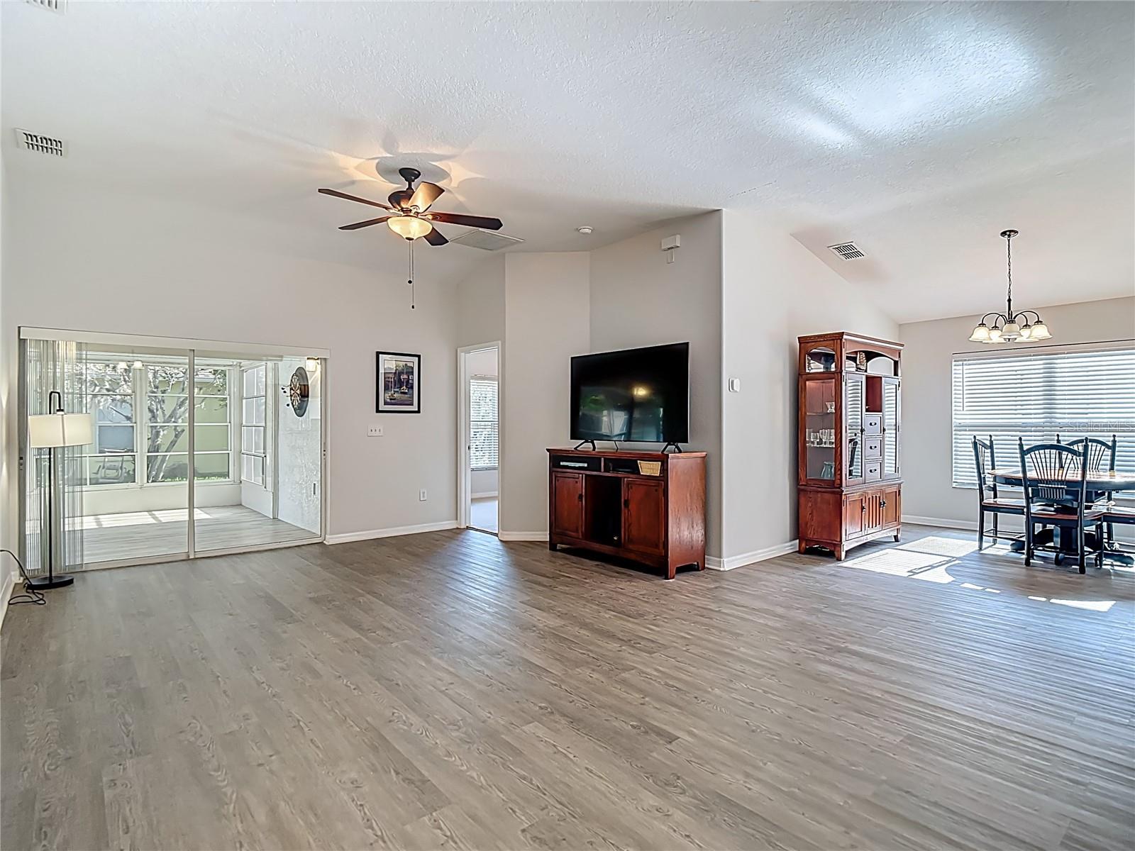 9608 Rolling Cir Property Photo 6