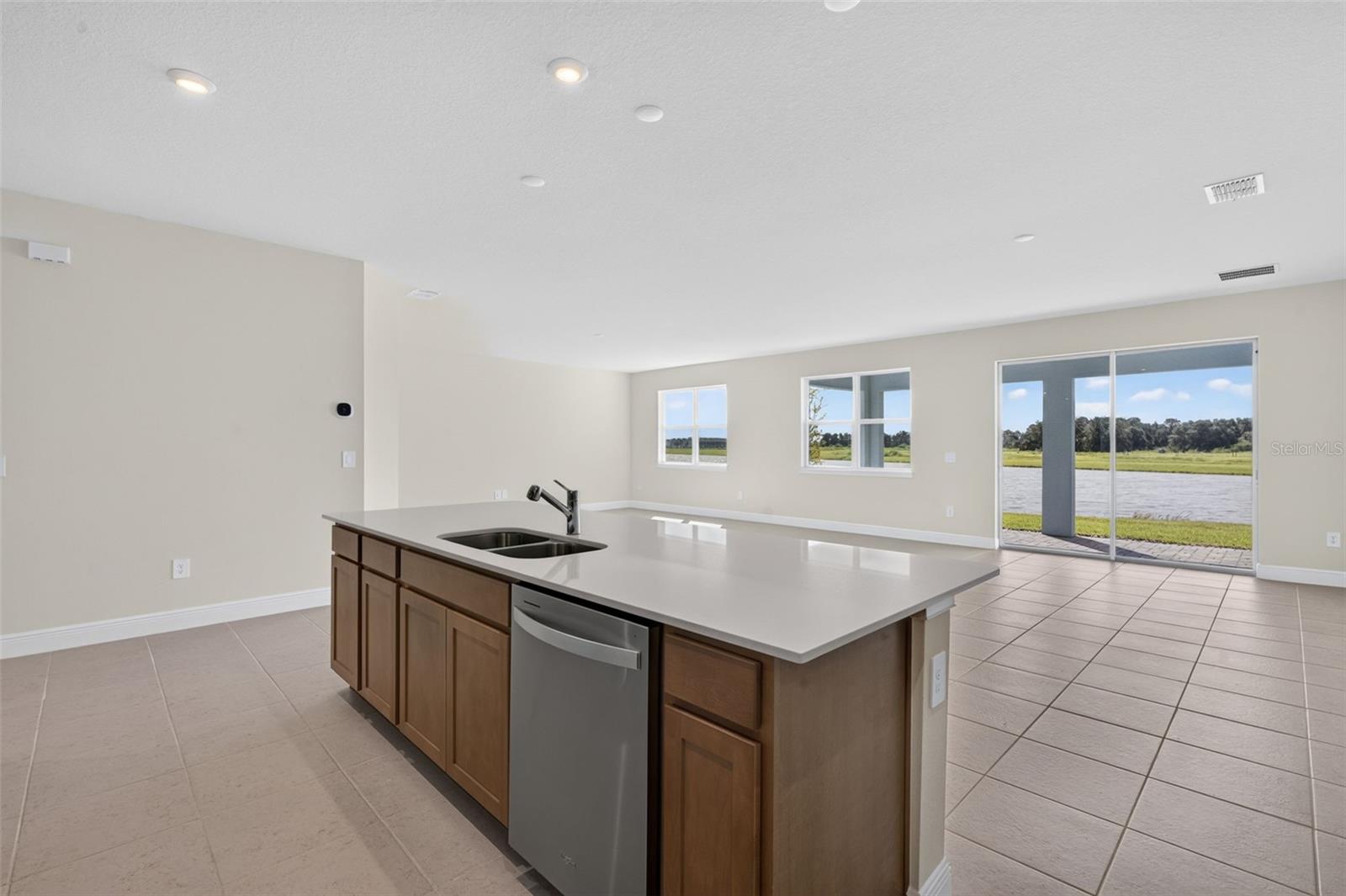 12907 Pierce St Property Photo 5