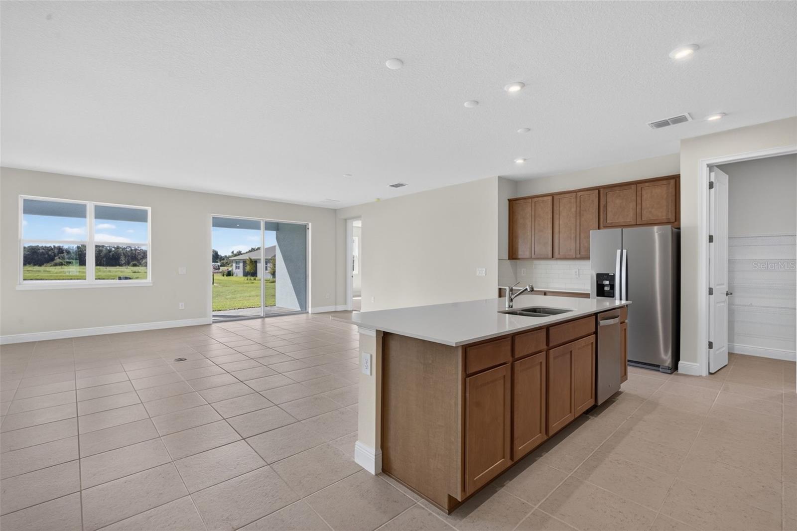 12907 Pierce St Property Photo 6