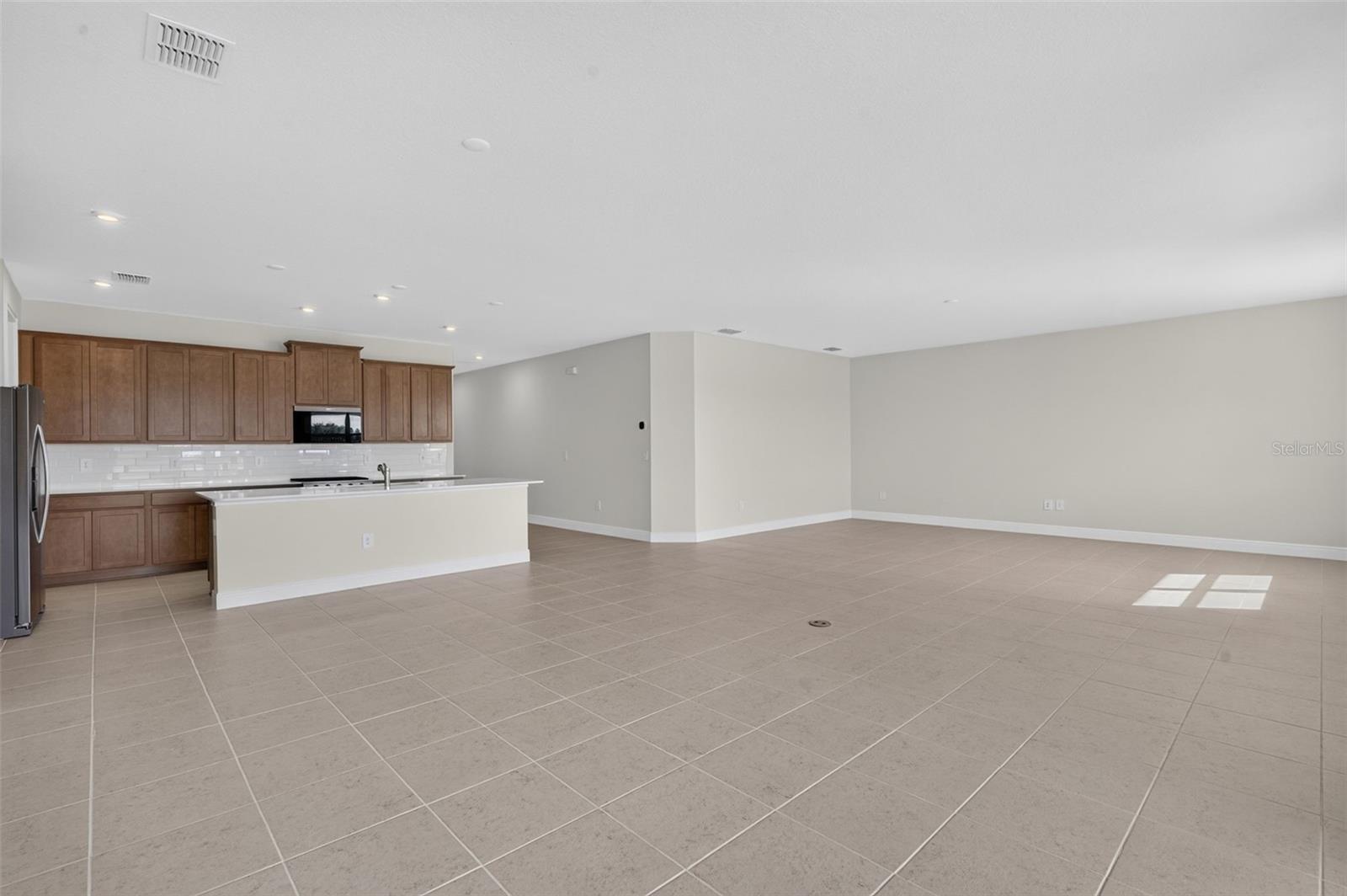 12907 Pierce St Property Photo 8