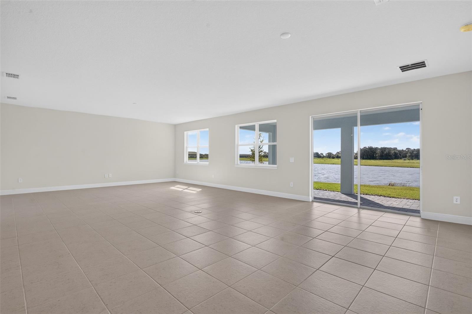 12907 Pierce St Property Photo 12