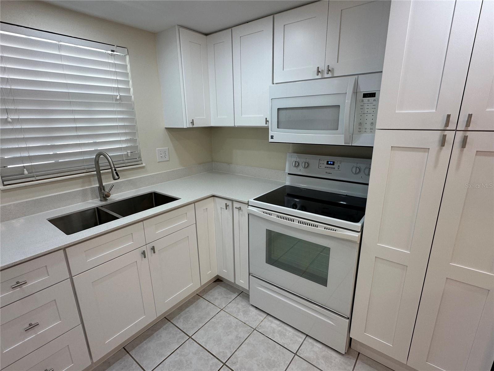 122 N Kings Ave #101 Property Photo 3