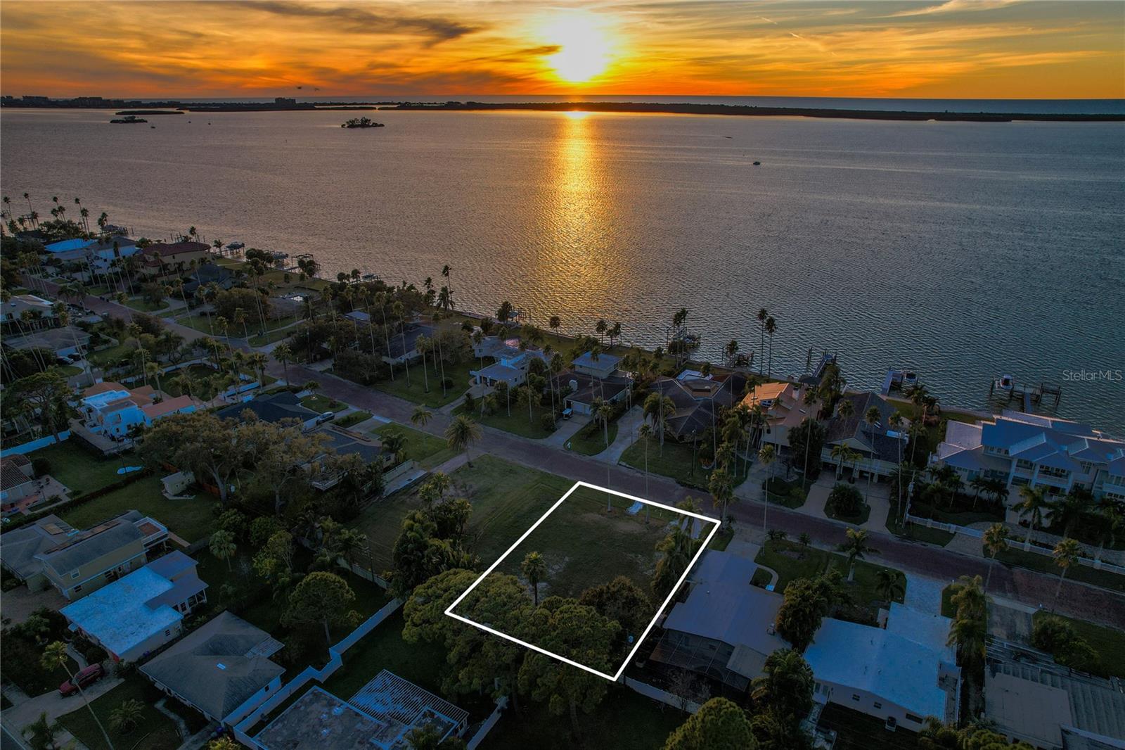 1645 Santa Barbara Dr Property Photo 4