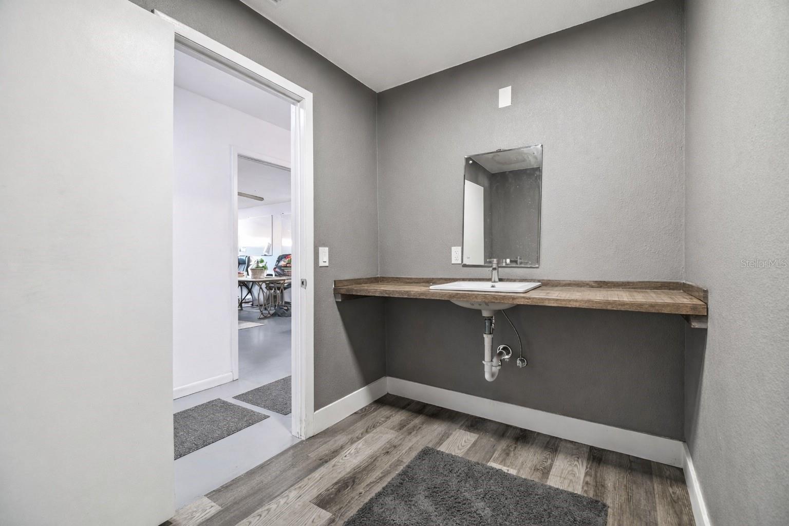 6010 Wall St Property Photo 12