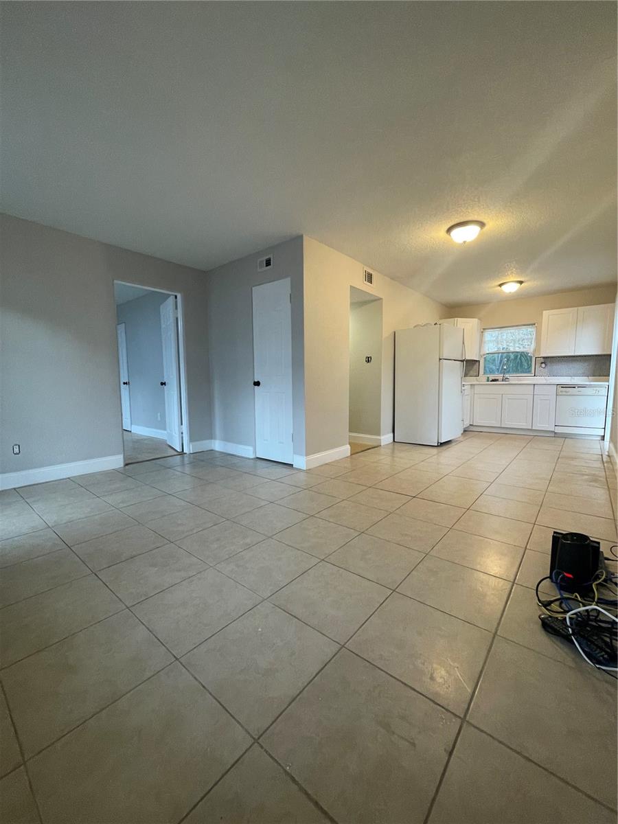727 1/2 Edgewater Dr Property Photo 3
