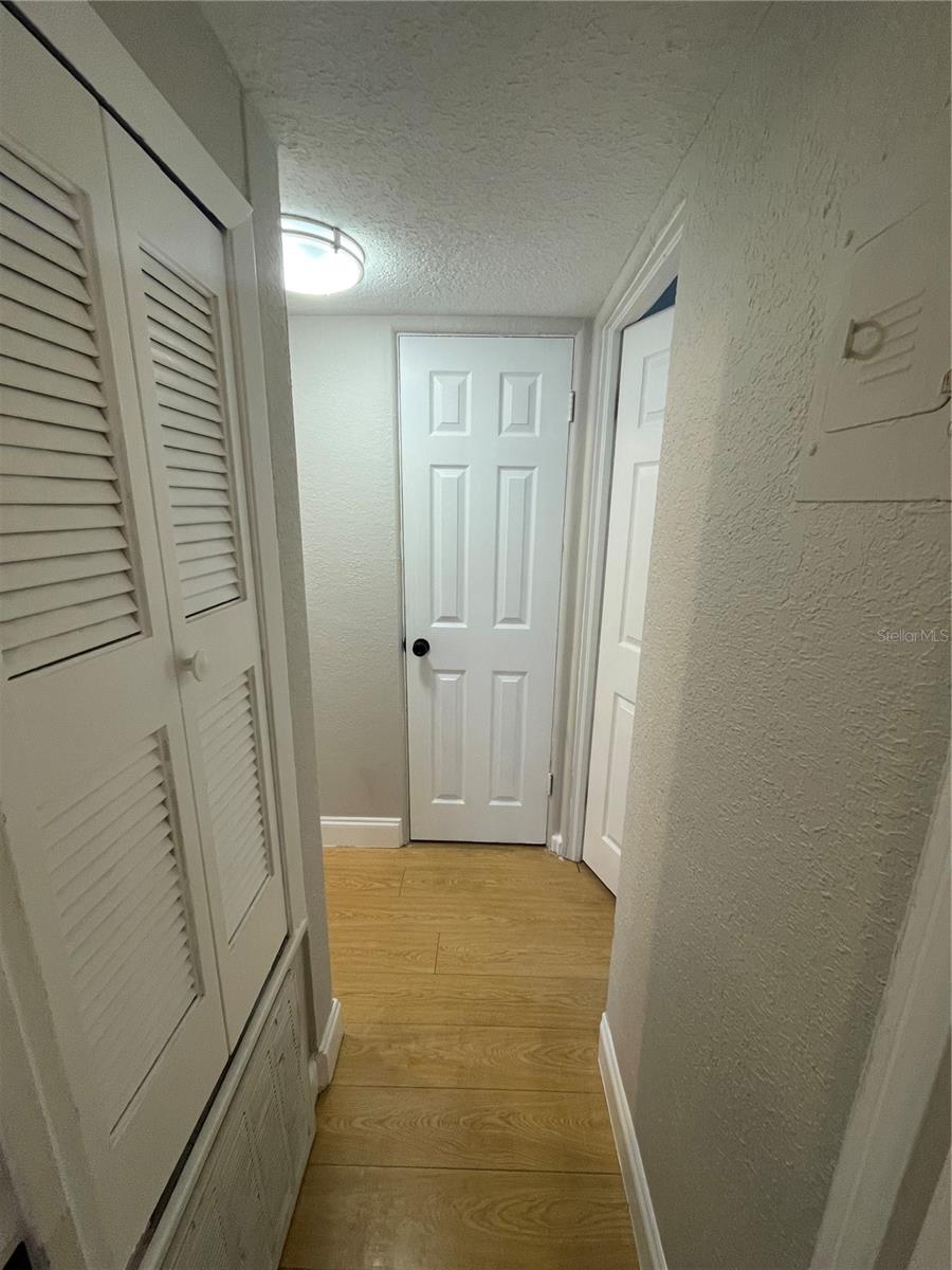 727 1/2 Edgewater Dr Property Photo 9