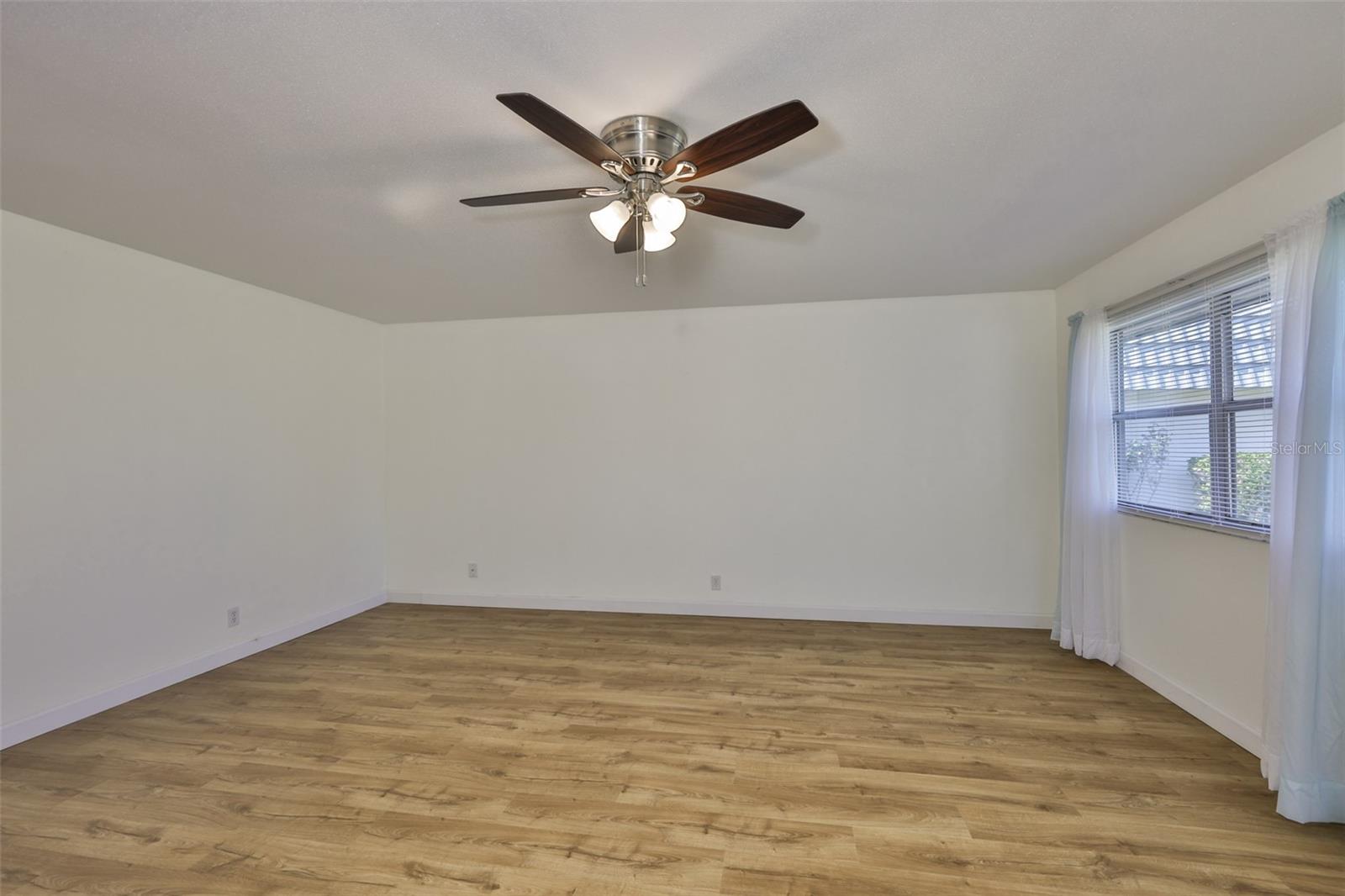 1811 Bedford Ln #153 Property Photo 3