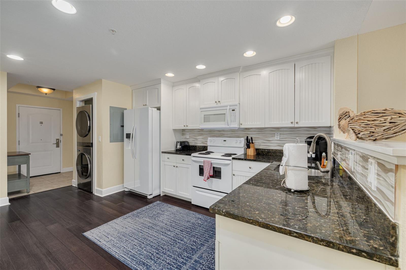 399 2nd St #219 Property Photo 9
