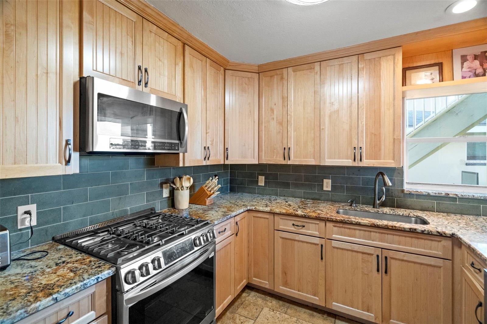 2288 Edythe Dr Property Photo 10