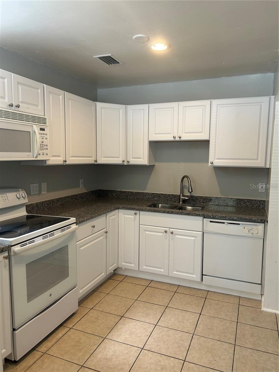 232 Beverly Blvd Property Photo 7