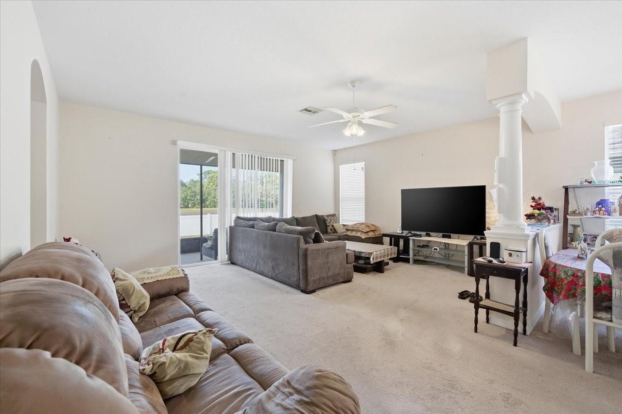 18425 Cypress Bay Pkwy Property Photo 3