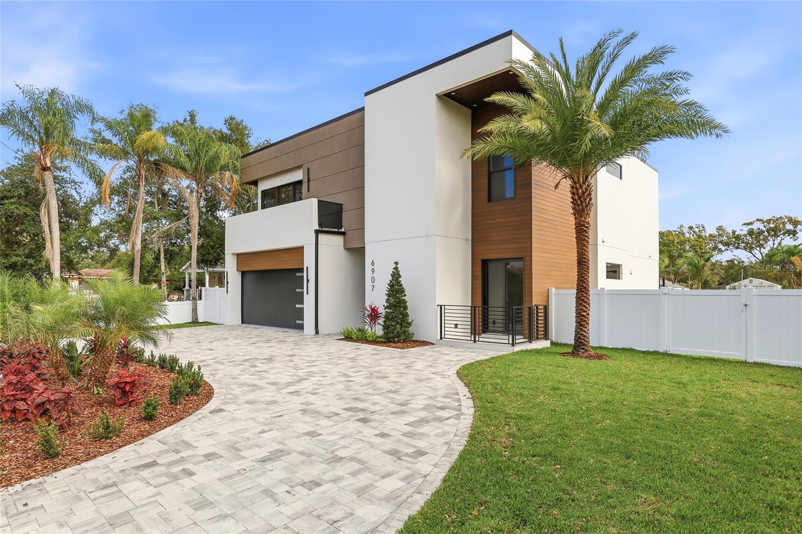 6907 N Boulevard Property Photo 1