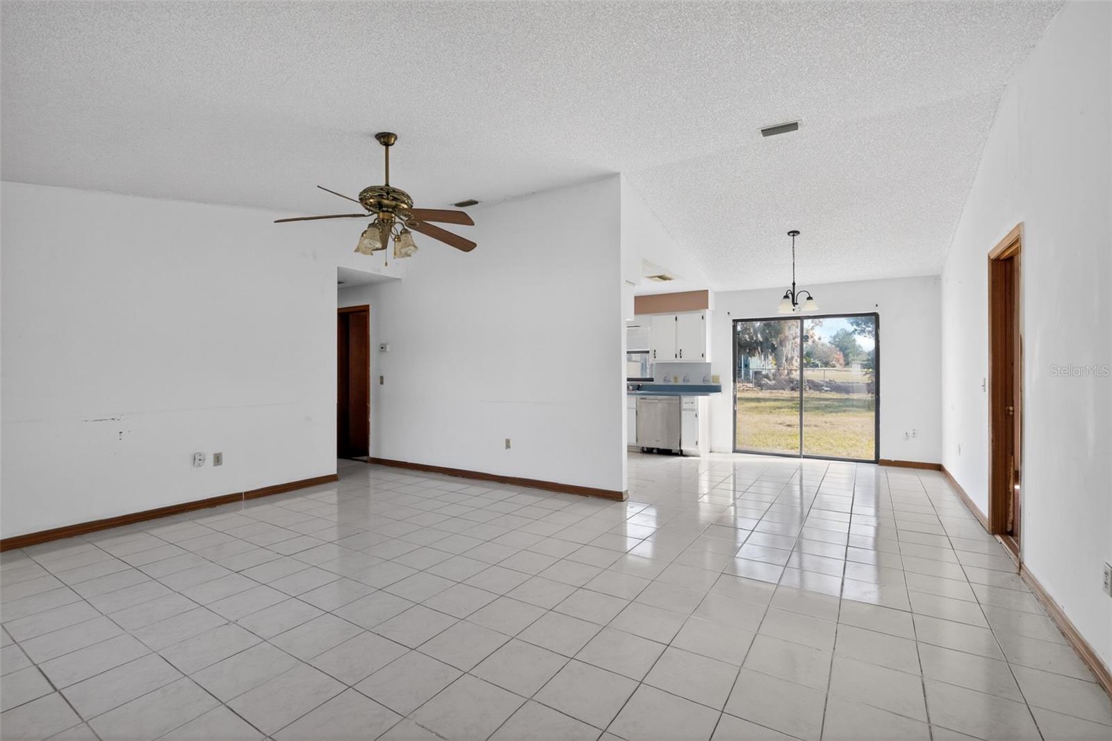 329 Marion Oaks Crse Property Photo 8