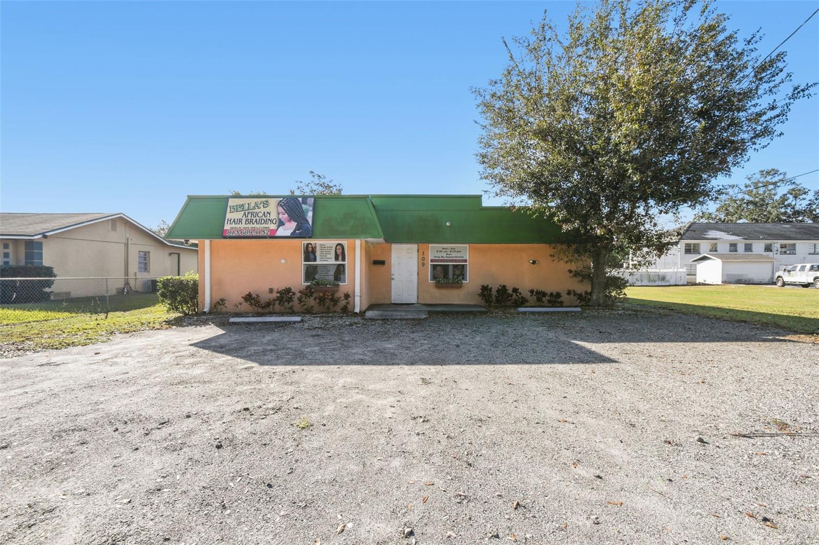 109 E Robertson St Property Photo 1