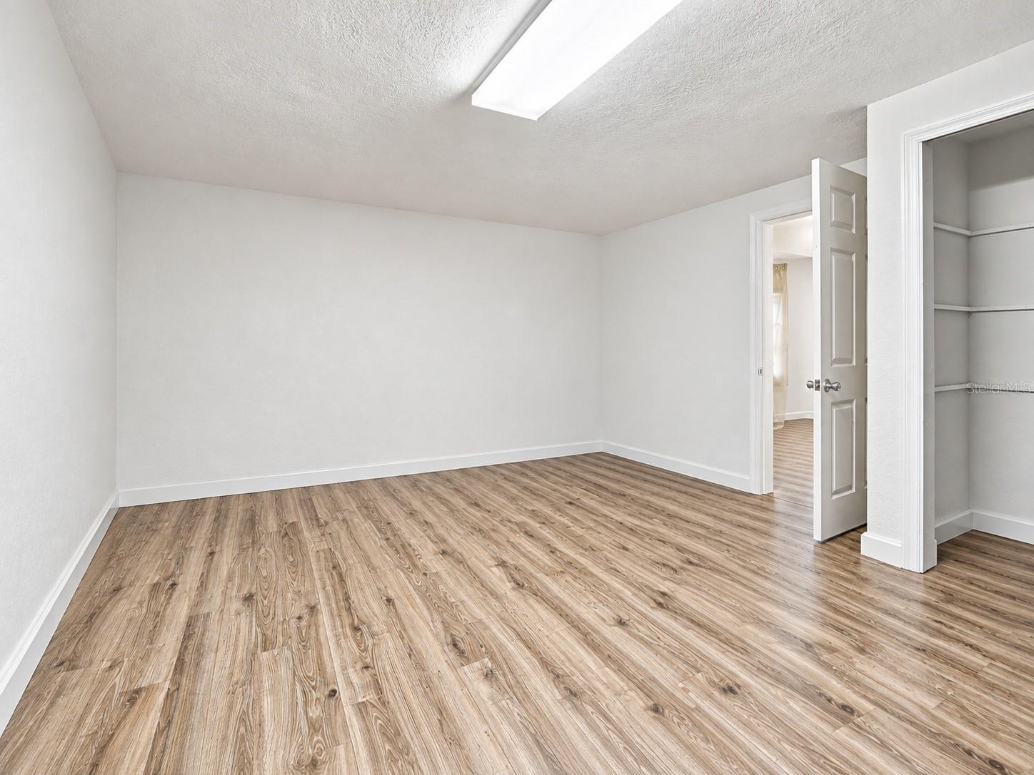 109 E Robertson St Property Photo 4