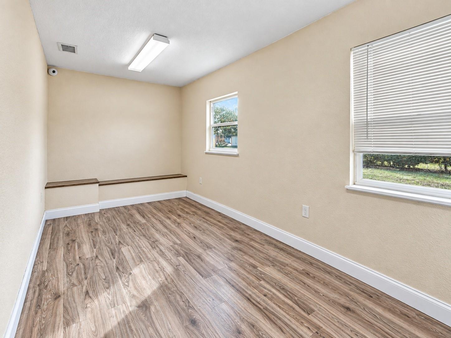 109 E Robertson St Property Photo 6