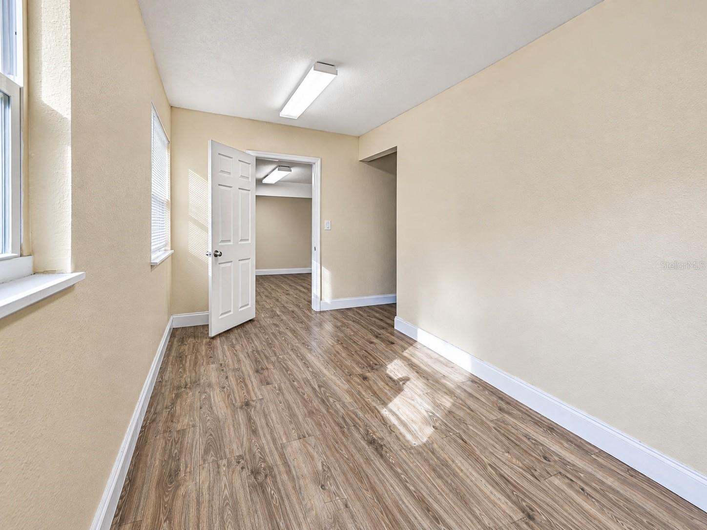 109 E Robertson St Property Photo 7