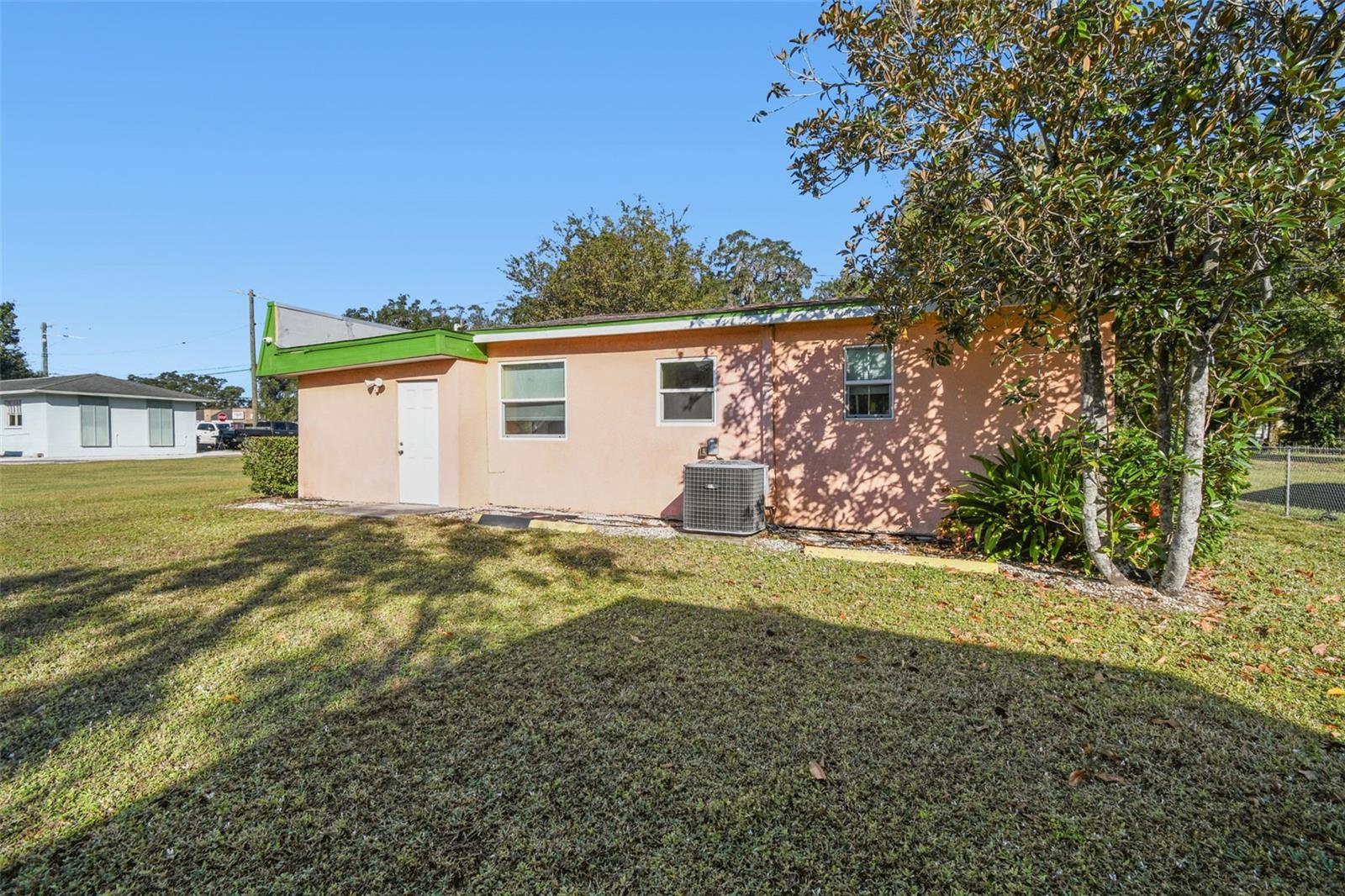 109 E Robertson St Property Photo 18