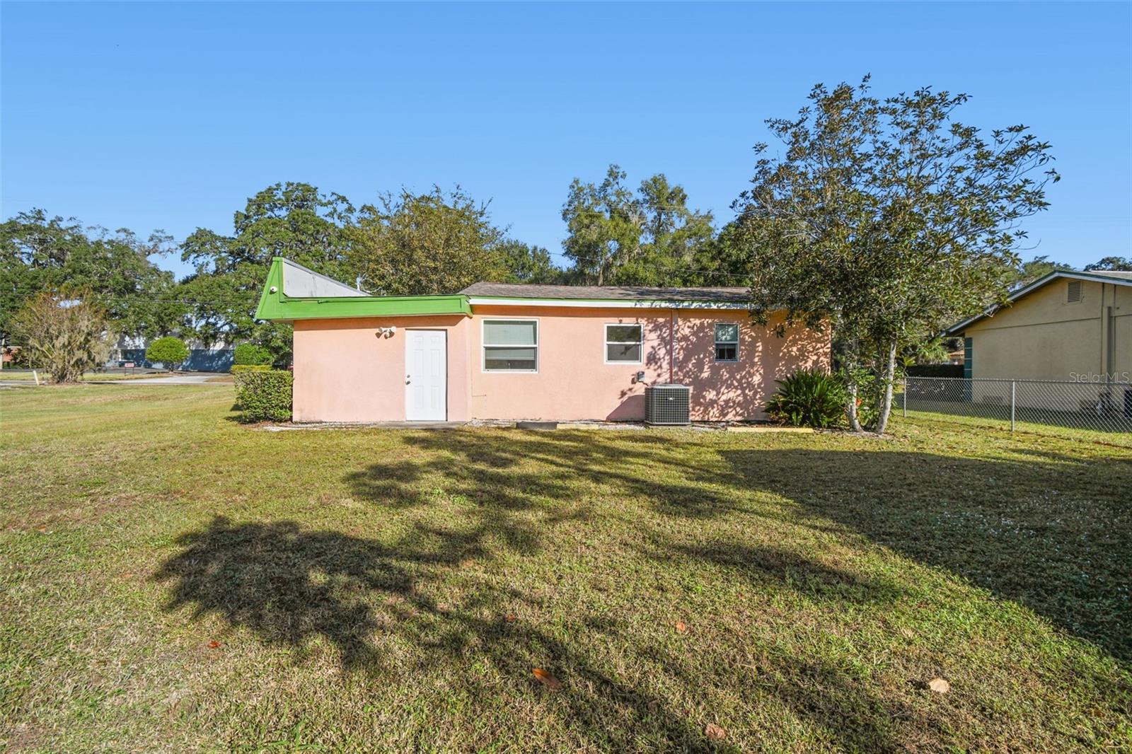 109 E Robertson St Property Photo 19