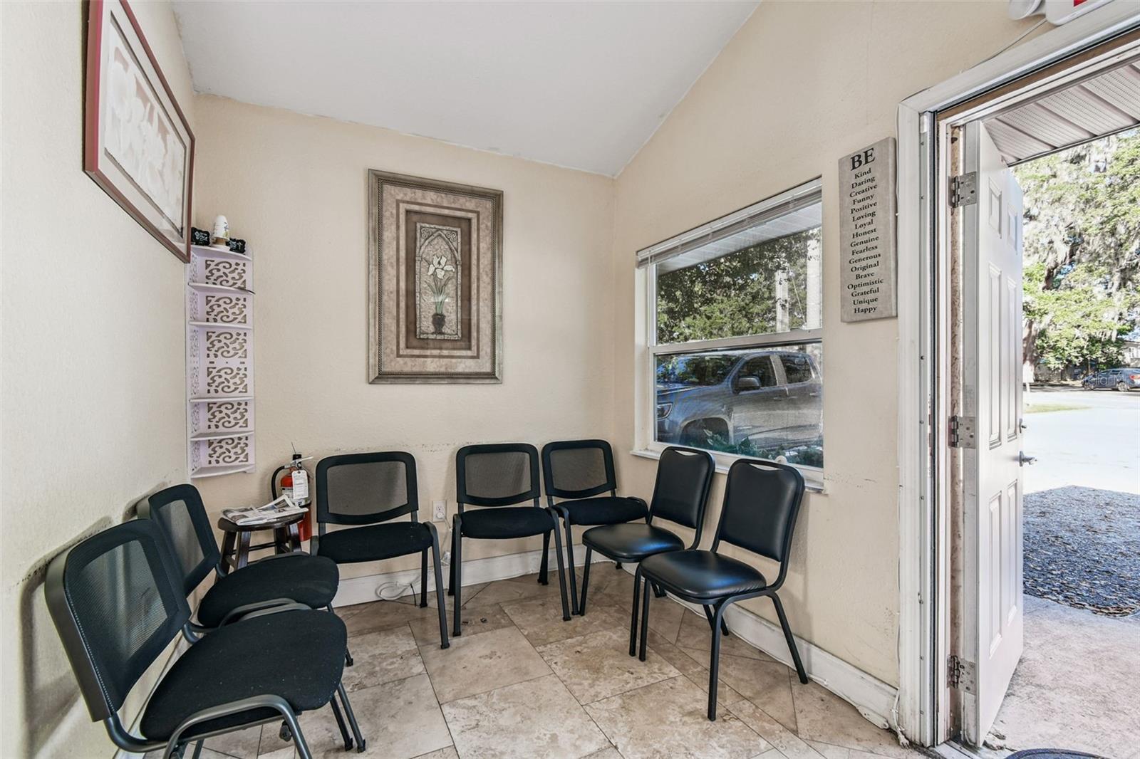 109 E Robertson St Property Photo 22