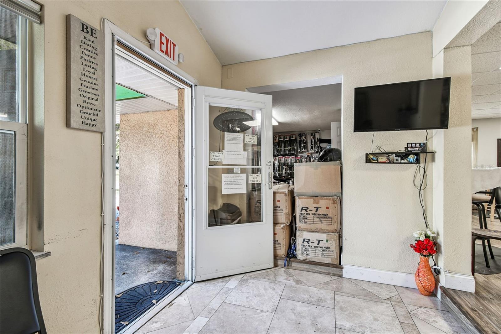 109 E Robertson St Property Photo 24