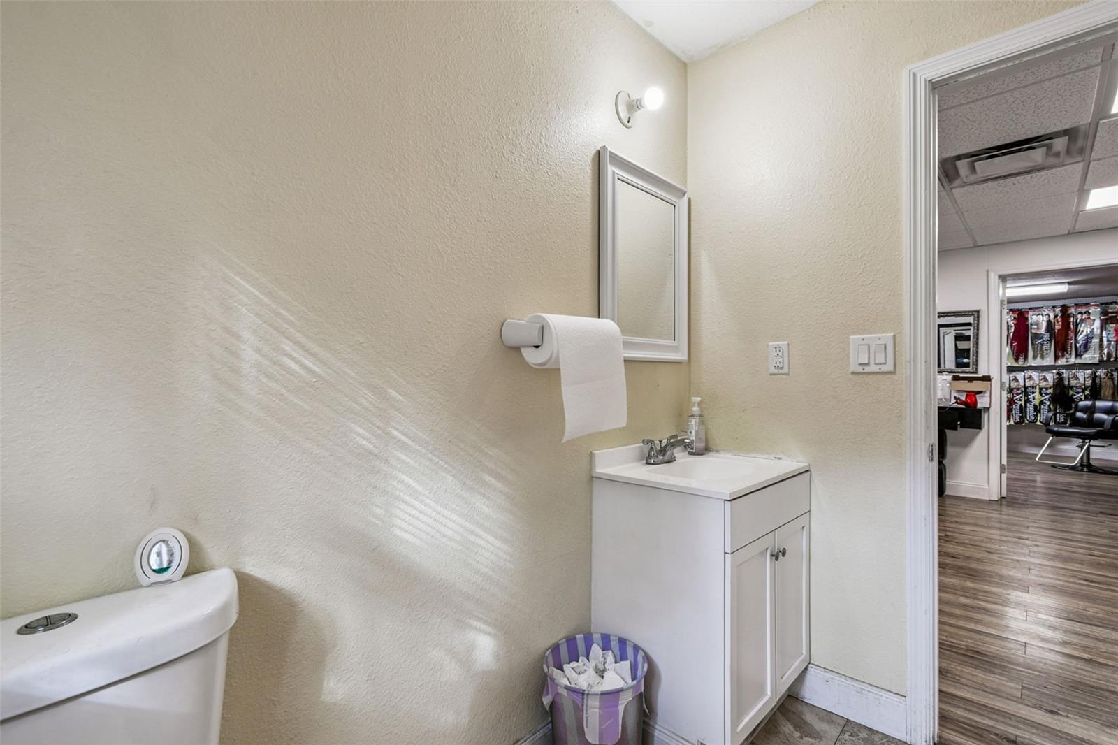 109 E Robertson St Property Photo 37