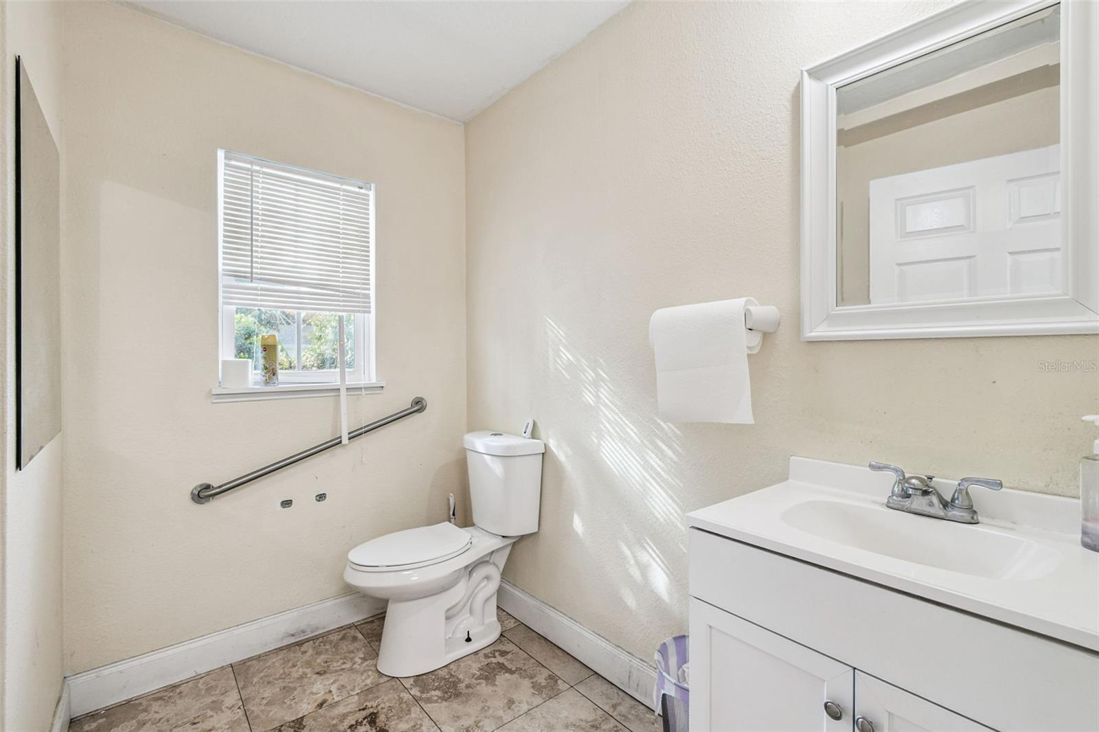 109 E Robertson St Property Photo 38